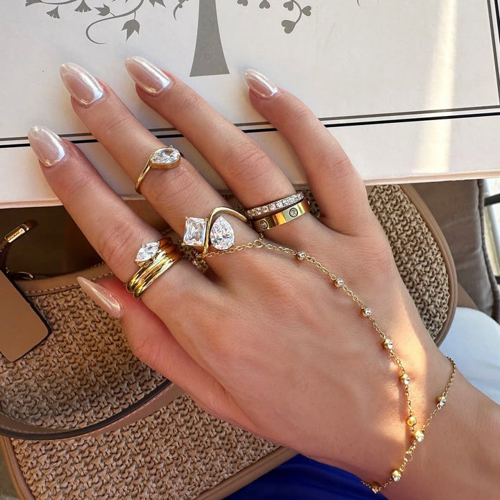 Amoura Hand Chain